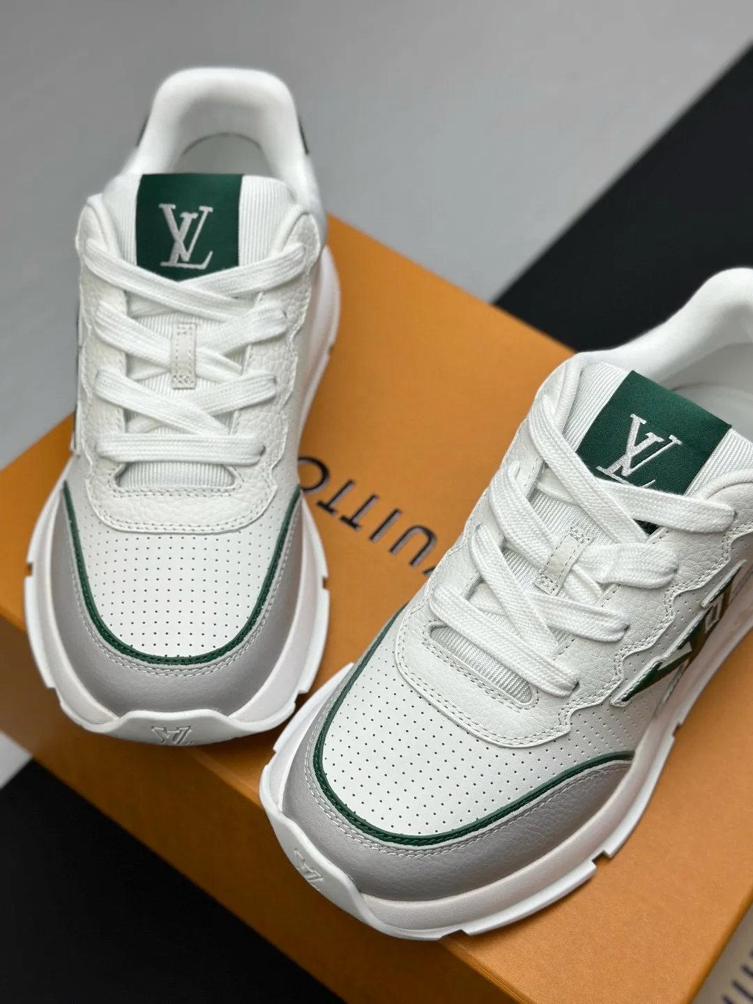 Factory price: 640💰Top version LV-Louis Vuitton-classic catwalk new style original 1:1 developed replica! ! The upper foot is very comfortable. It is made of luxurious materials and fine workmanship. The midsole is printed with English letters "Made in Europe". The upper is made of calfskin imported from Italy. The side is decorated with the brand's LOGO and signature. The latest latex foot pads and mesh lining make the foot feel super comfortable. The original two-color TPU combination outsole is specially provided by the original factory. Bag technology Goodyear stitched edges Fabric: Exclusive custom first-layer cowhide Accessories: Exclusive private model Vuitton logo, lining: Customized silk mesh lining - first-layer silk cowhide lining Outsole: TPU combination outsole wear-resistant, non-slip and anti-yellowing Foot pads: new latex pads-mesh sweat-absorbent Counter technology: fully computerized sewing machine wire drawing Toe box back cover Hot and cold shaping Full set of pull-top last with medium and low logo pattern Counter packaging - Shoelaces, certificates, cards, instructions, certificates, dust bags, the most complete packaging on the Internet, men's size: 38-46 (38/46 customized, non-refundable!)